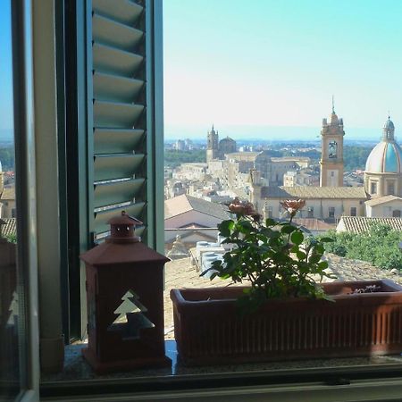 Casa Tipica Siciliana Patronale Home Bedandbreakfast Tremetrisoprailcielo Camere Con Vista, Colazione Interna In Terrazzo Panoramico Caltagirone Exteriör bild