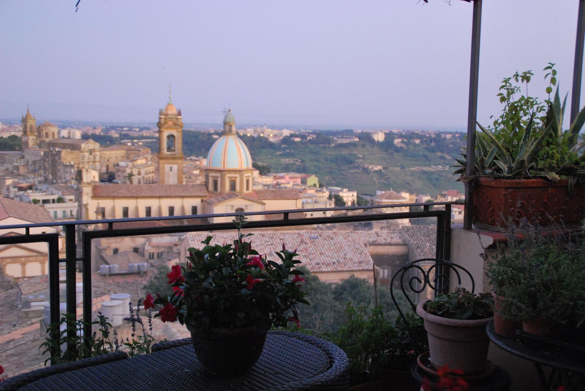 Casa Tipica Siciliana Patronale Home Bedandbreakfast Tremetrisoprailcielo Camere Con Vista, Colazione Interna In Terrazzo Panoramico Caltagirone Exteriör bild