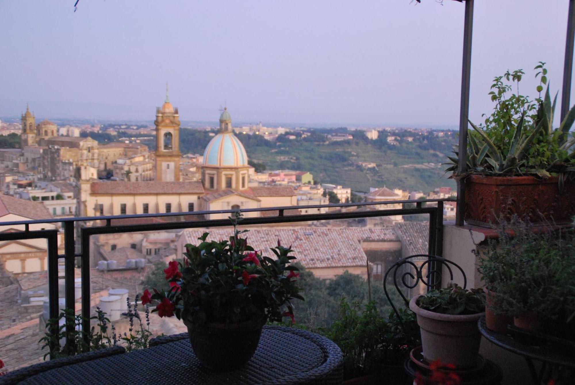Casa Tipica Siciliana Patronale Home Bedandbreakfast Tremetrisoprailcielo Camere Con Vista, Colazione Interna In Terrazzo Panoramico Caltagirone Exteriör bild