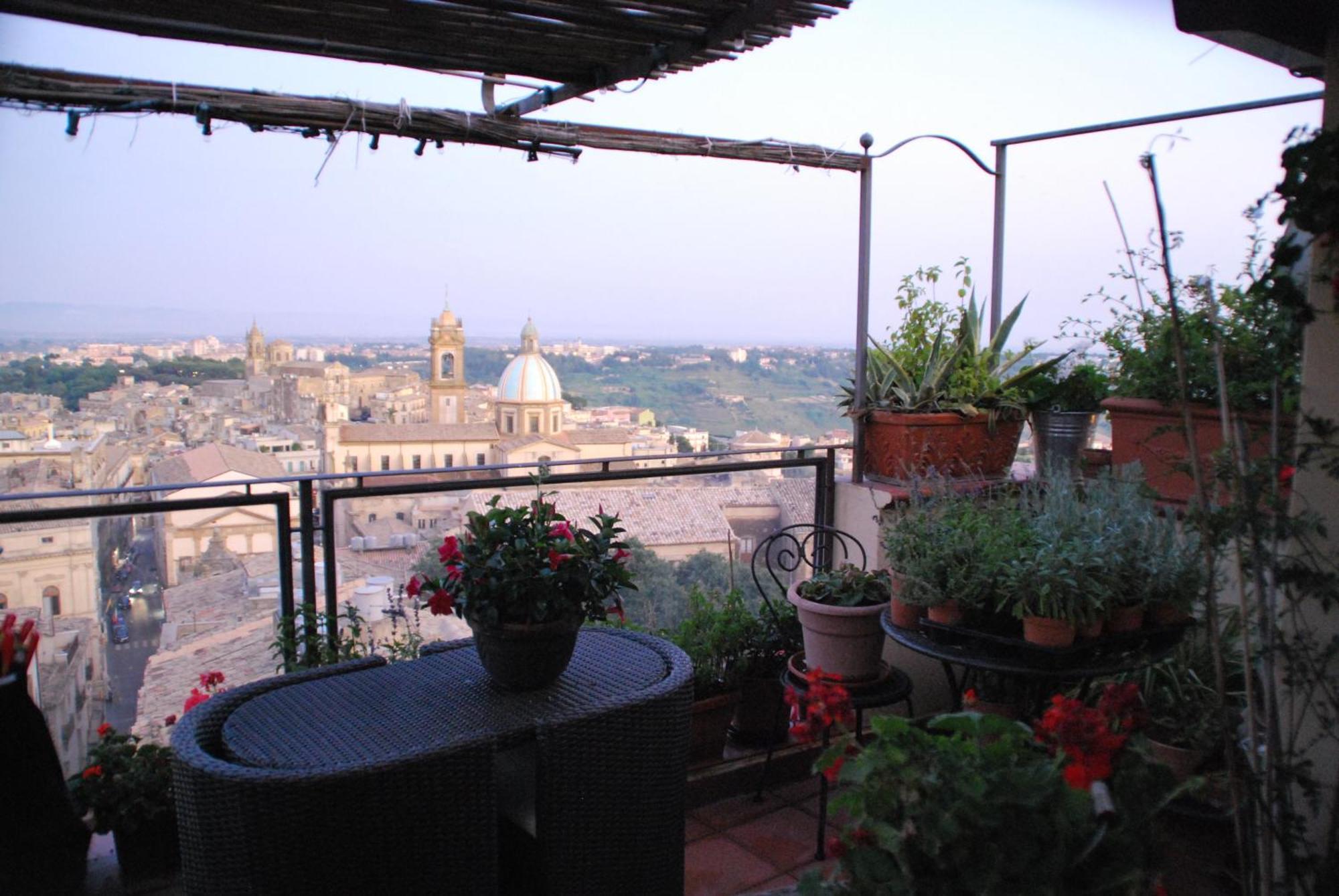Casa Tipica Siciliana Patronale Home Bedandbreakfast Tremetrisoprailcielo Camere Con Vista, Colazione Interna In Terrazzo Panoramico Caltagirone Exteriör bild