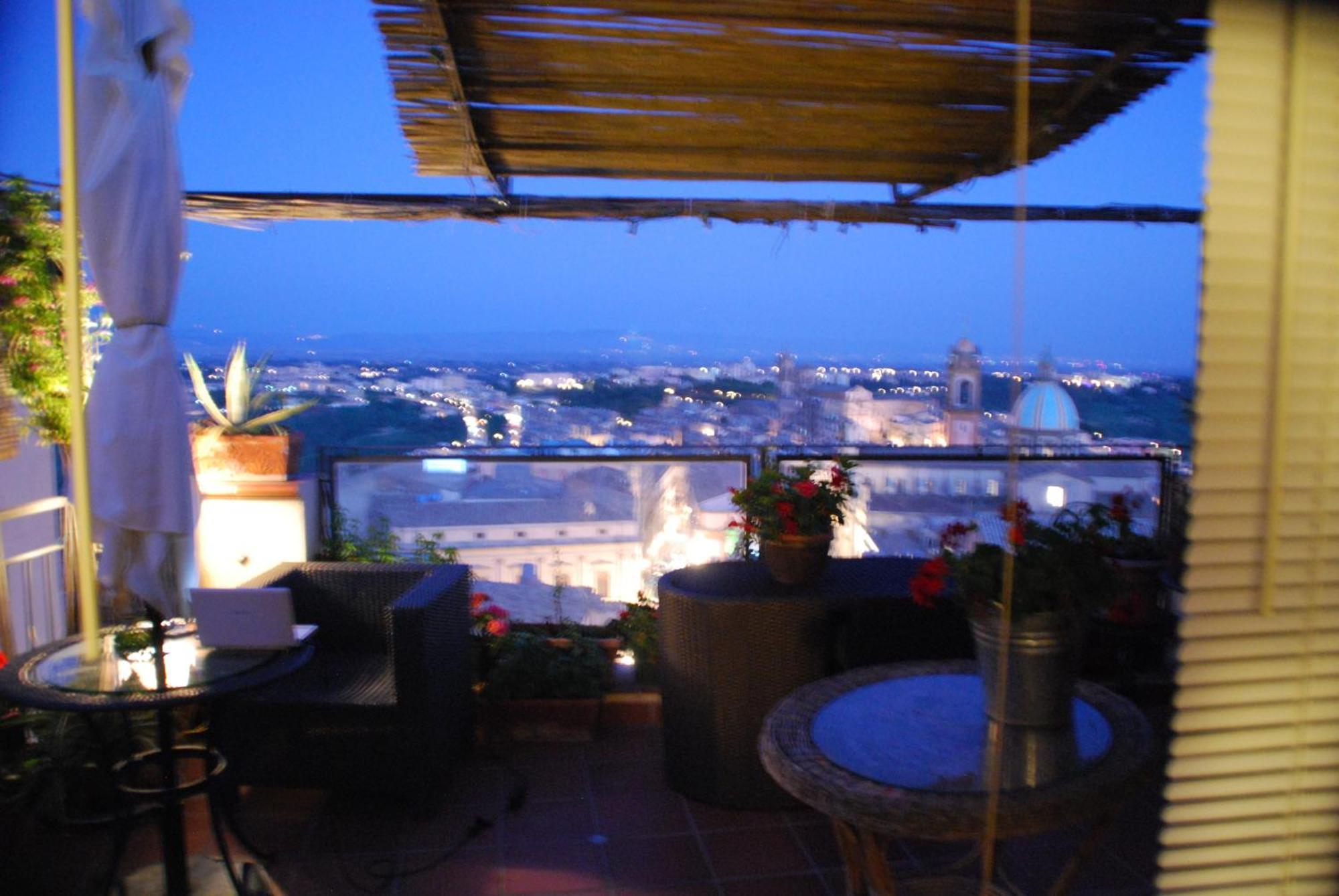 Casa Tipica Siciliana Patronale Home Bedandbreakfast Tremetrisoprailcielo Camere Con Vista, Colazione Interna In Terrazzo Panoramico Caltagirone Exteriör bild