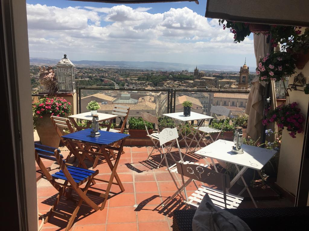 Casa Tipica Siciliana Patronale Home Bedandbreakfast Tremetrisoprailcielo Camere Con Vista, Colazione Interna In Terrazzo Panoramico Caltagirone Exteriör bild