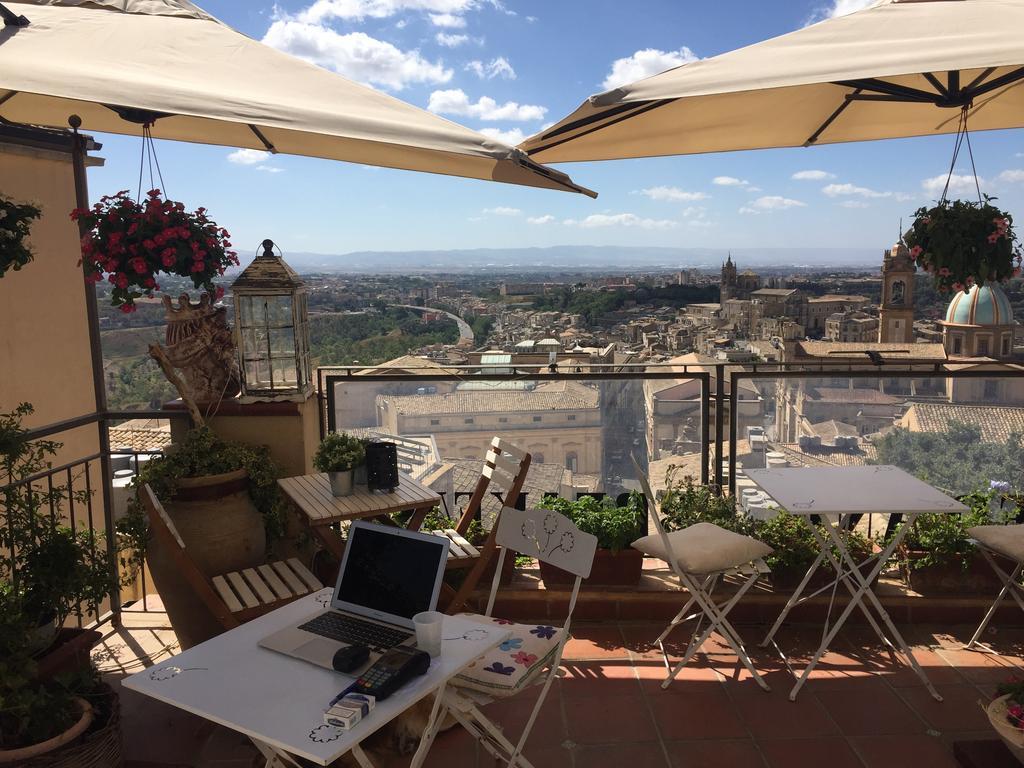 Casa Tipica Siciliana Patronale Home Bedandbreakfast Tremetrisoprailcielo Camere Con Vista, Colazione Interna In Terrazzo Panoramico Caltagirone Exteriör bild
