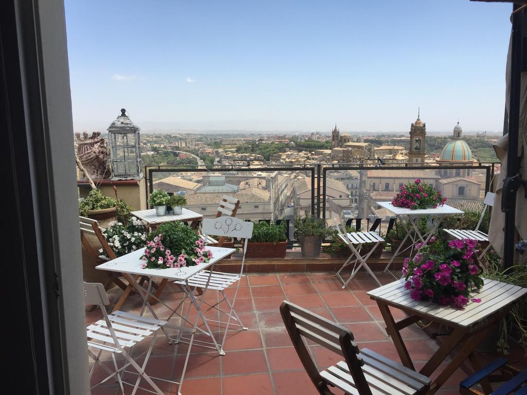 Casa Tipica Siciliana Patronale Home Bedandbreakfast Tremetrisoprailcielo Camere Con Vista, Colazione Interna In Terrazzo Panoramico Caltagirone Exteriör bild