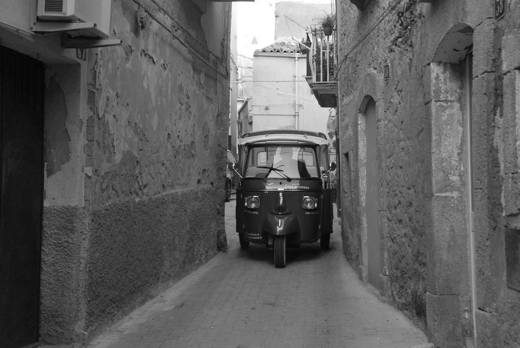 Casa Tipica Siciliana Patronale Home Bedandbreakfast Tremetrisoprailcielo Camere Con Vista, Colazione Interna In Terrazzo Panoramico Caltagirone Exteriör bild