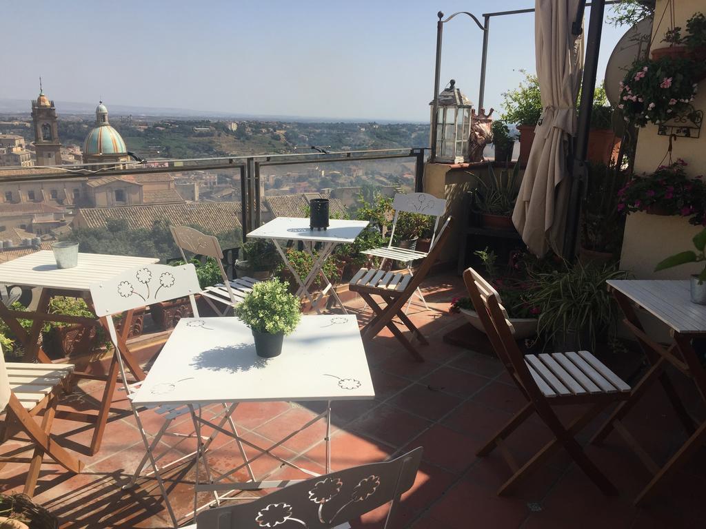 Casa Tipica Siciliana Patronale Home Bedandbreakfast Tremetrisoprailcielo Camere Con Vista, Colazione Interna In Terrazzo Panoramico Caltagirone Exteriör bild