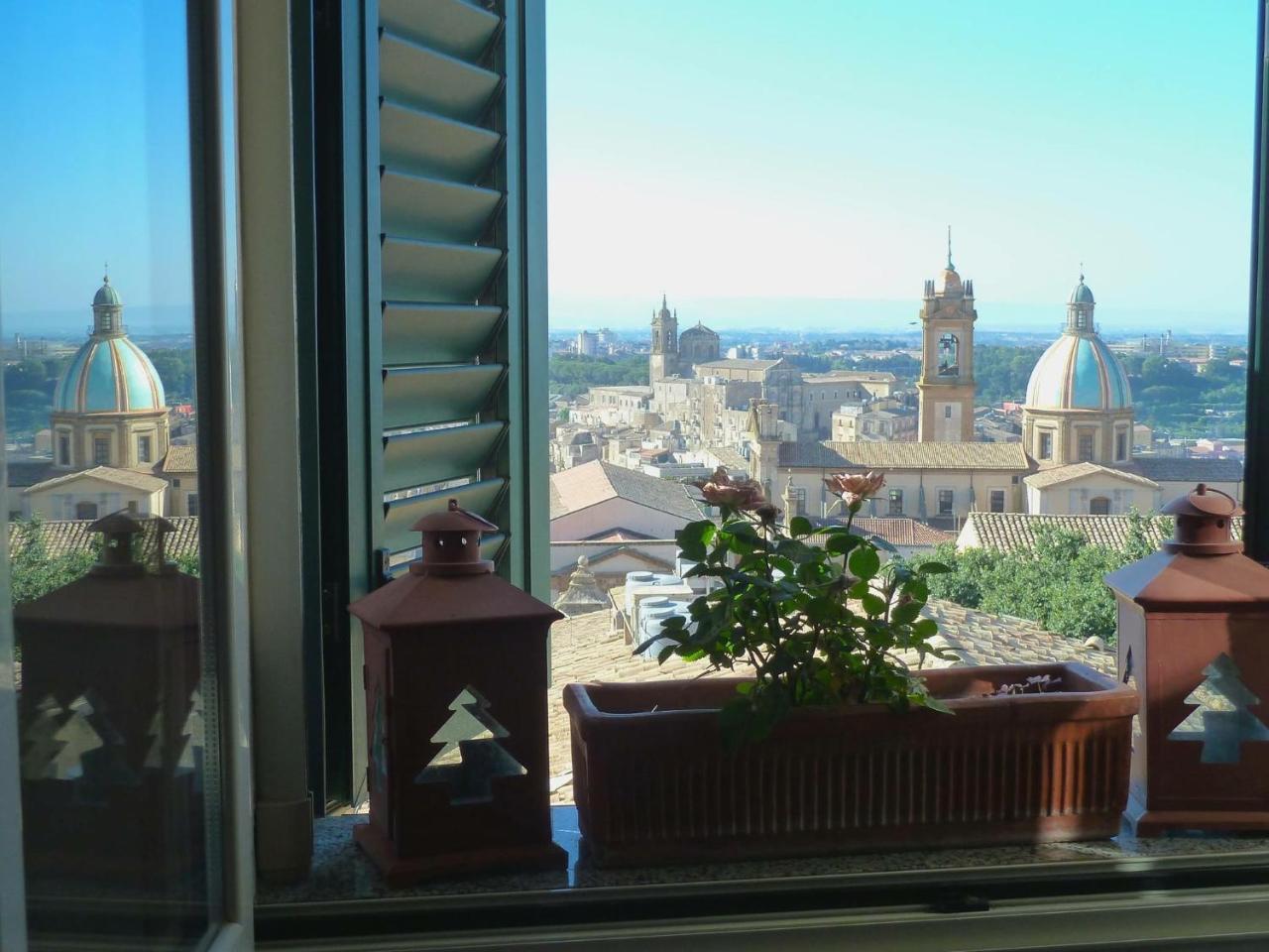 Casa Tipica Siciliana Patronale Home Bedandbreakfast Tremetrisoprailcielo Camere Con Vista, Colazione Interna In Terrazzo Panoramico Caltagirone Exteriör bild