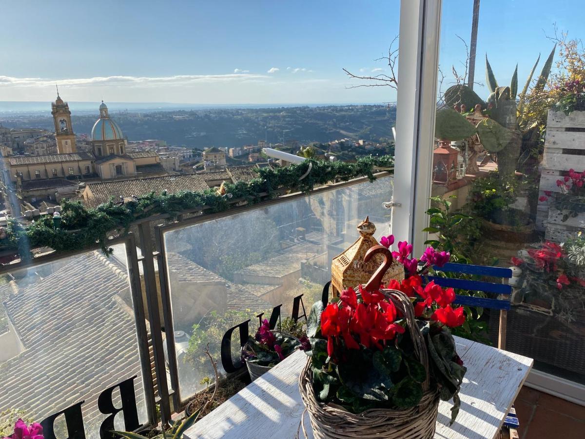 Casa Tipica Siciliana Patronale Home Bedandbreakfast Tremetrisoprailcielo Camere Con Vista, Colazione Interna In Terrazzo Panoramico Caltagirone Exteriör bild